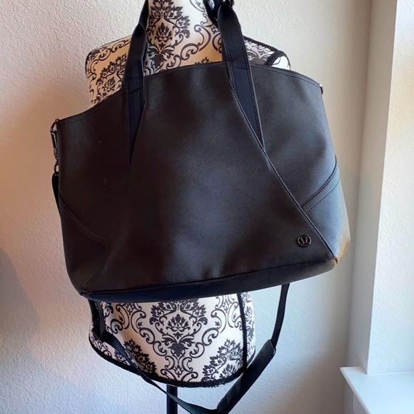 lululemon athletica Handbags - Lululemon Carry all bag . Black